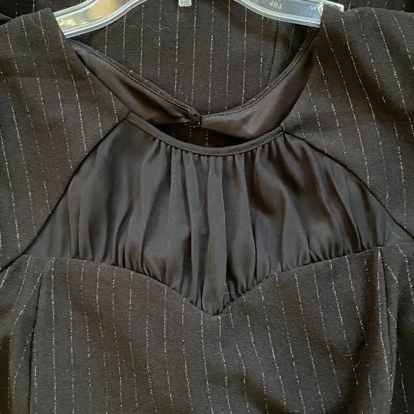 Sleeveless dress with keyhole opening - Picture 12 of 14